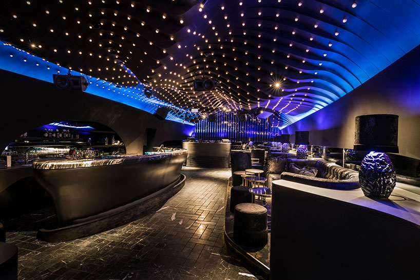 söhne & partner architekten installs manneristic undulating ceiling within nightclub in vienna