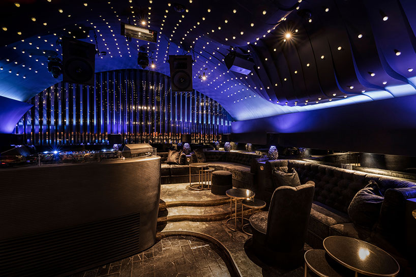 söhne & partner architekten installs manneristic undulating ceiling within nightclub in vienna