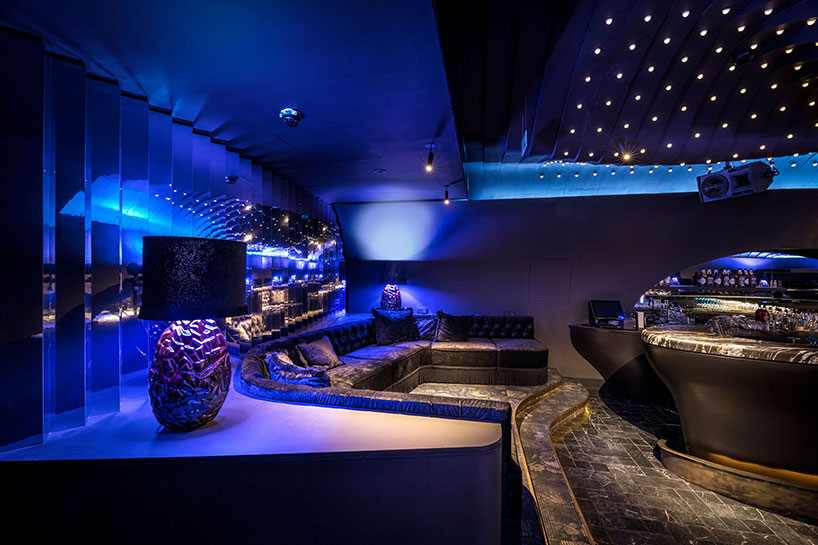 söhne & partner architekten installs manneristic undulating ceiling within nightclub in vienna