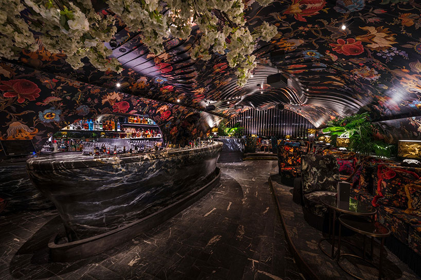 söhne & partner architekten installs manneristic undulating ceiling within nightclub in vienna
