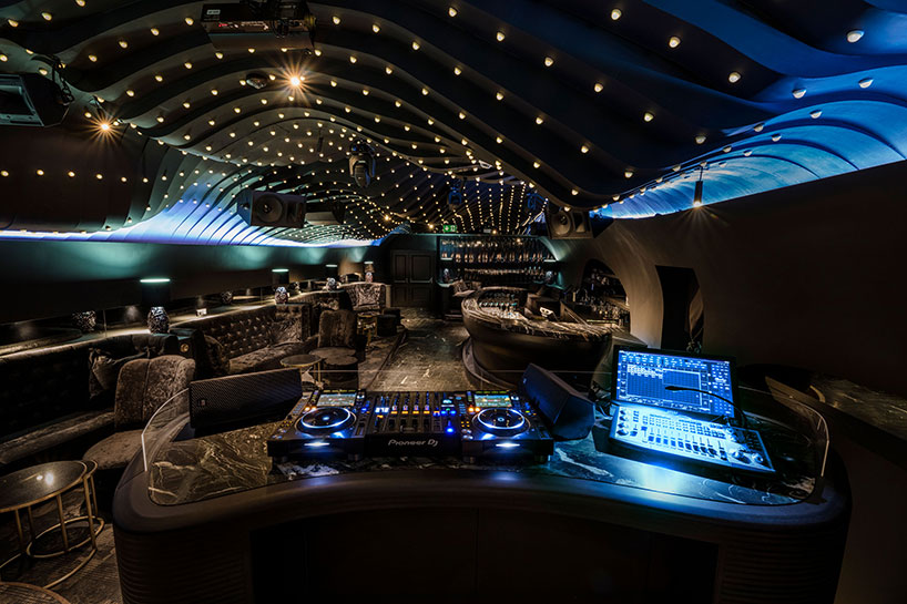 söhne & partner architekten installs manneristic undulating ceiling within nightclub in vienna