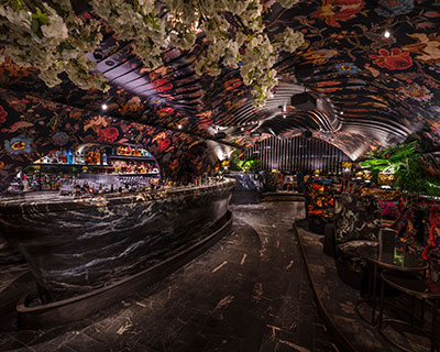 söhne & partner architekten installs manneristic undulating ceiling within nightclub in vienna