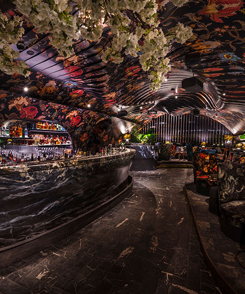 söhne & partner architekten installs manneristic undulating ceiling within nightclub in vienna