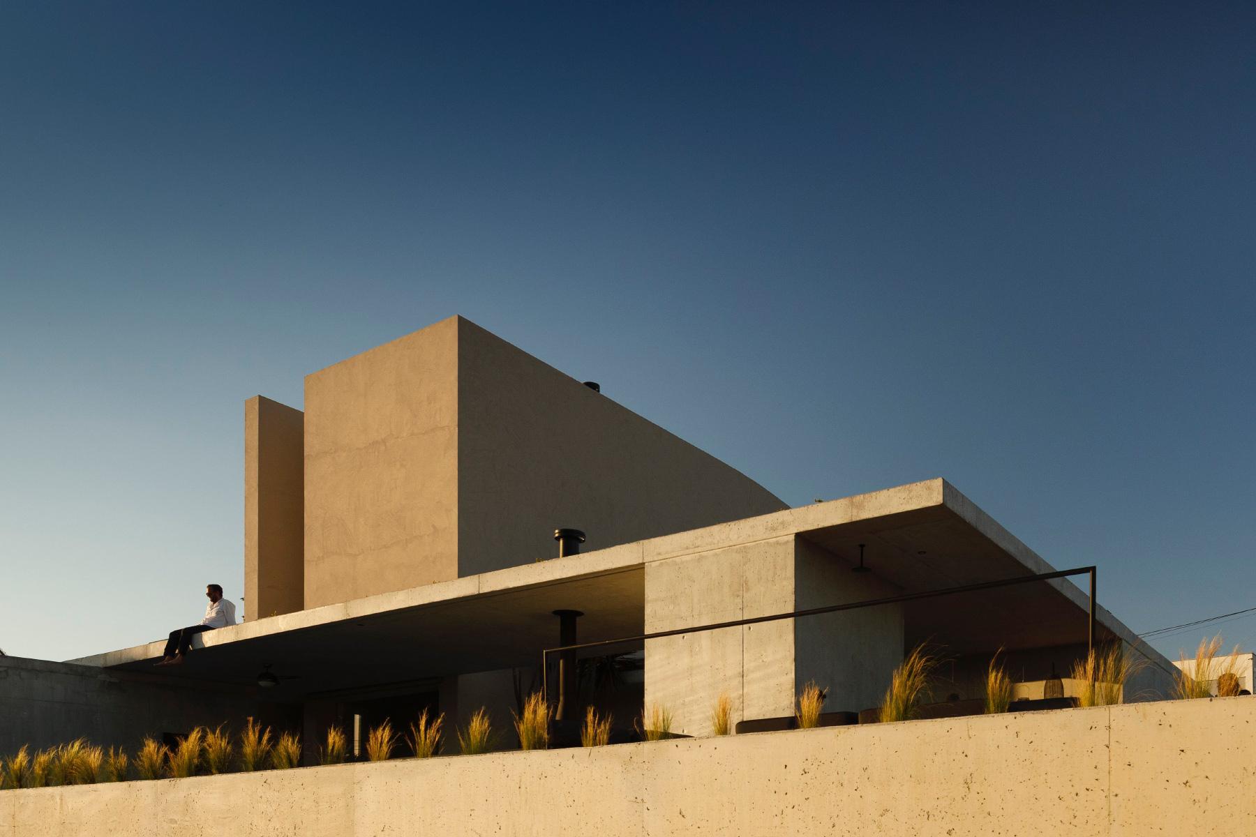ARTSPAZIOS-group-EV-house-viseu-portugal-designboom-1800b