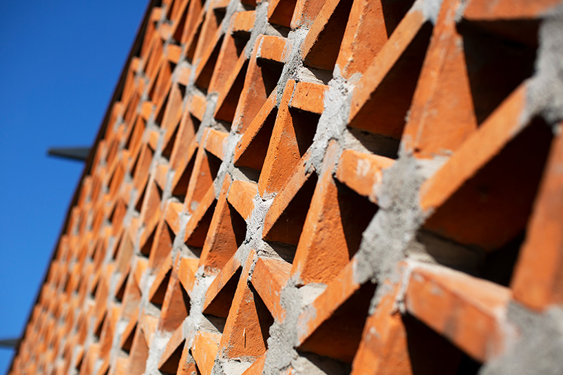 aldana sánchez architects completes brick multimedia center in rural mexico