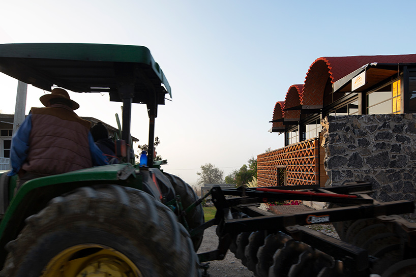 aldana sánchez architects completes brick multimedia center in rural mexico