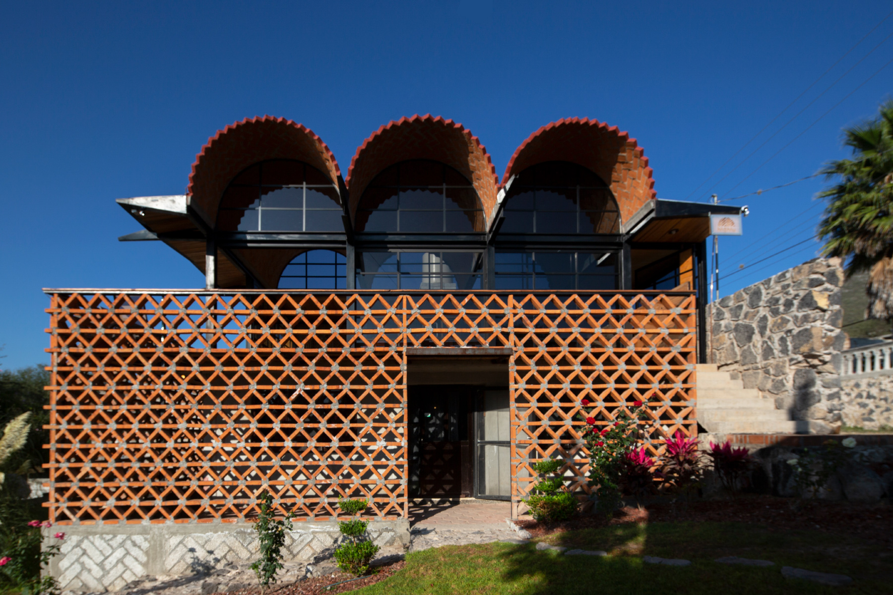 aldana-sanchez-architects-hnahnu-multimedia-center-mexico-designboom-1800b