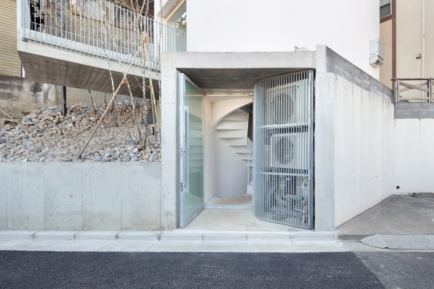 aoyagi design builds tower-shaped 'house in zenpukuji' on the outskirts of tokyo