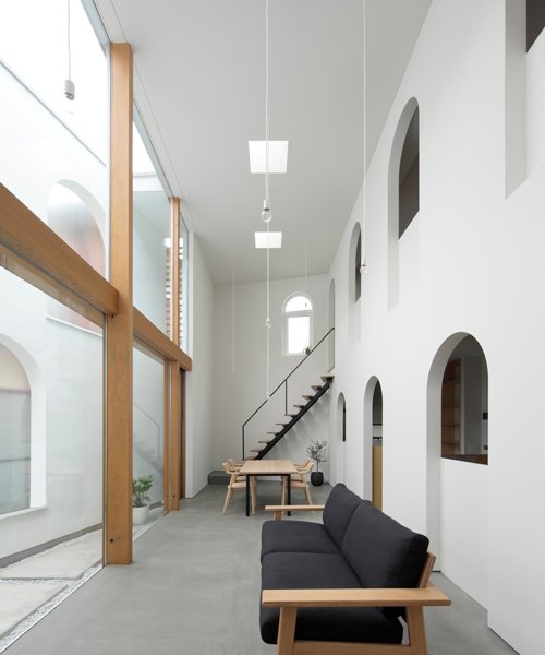 toshihiro aso fills house in asaka with light-filled arches