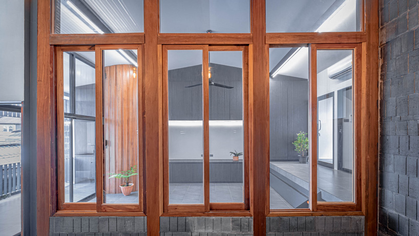 bodinchapa architects clads thai house + family business building in brick and wood façade