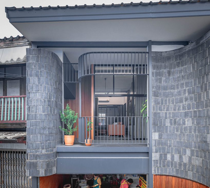 bodinchapa architects clads thai house + family business building in brick and wood façade