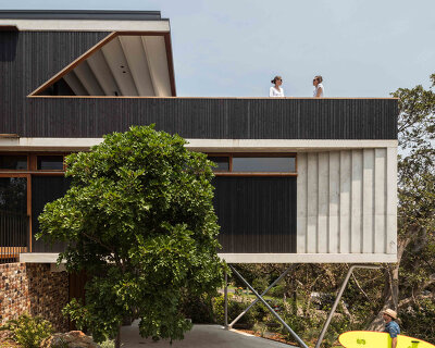 david boyle architects sculpts the breezeway house as a complex, angular geometry