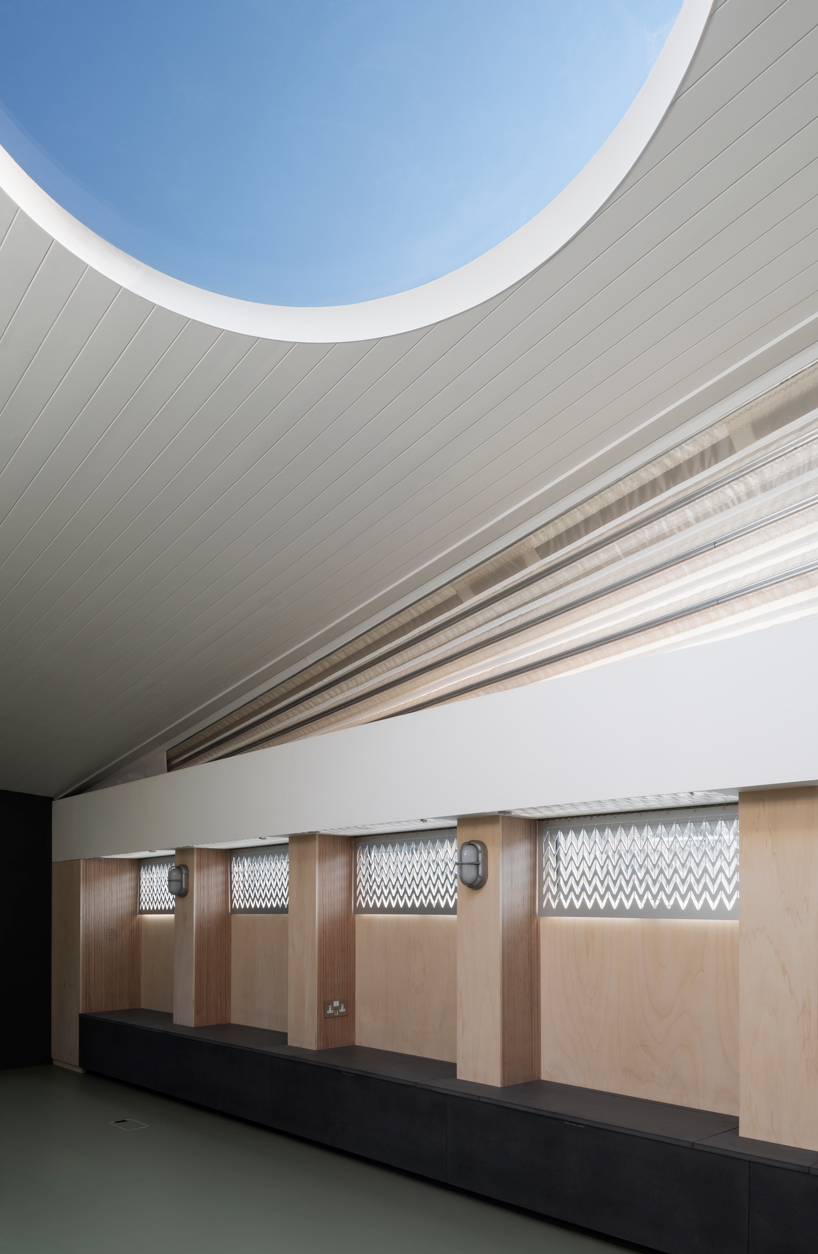 denizen works' genesis floating church arrives in east london designboom