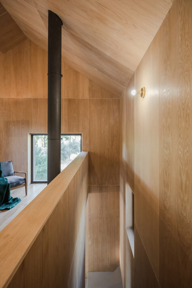 filipe pina + maria inês costa extend an old stone farmhouse in portugal
