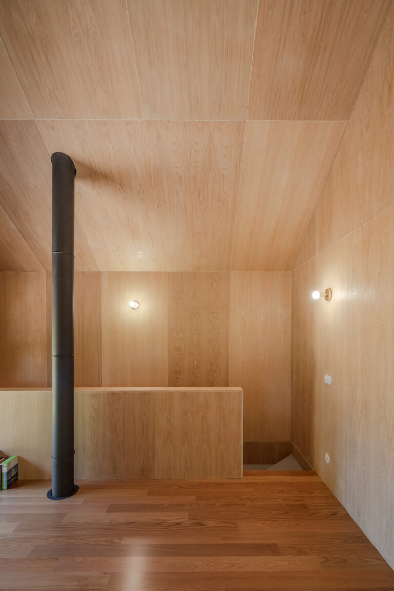 filipe pina + maria inês costa extend an old stone farmhouse in portugal
