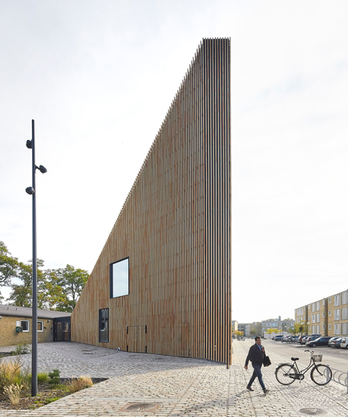 hufton + crow captures COBE's wedge-shaped library in copenhagen