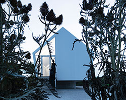 LDA.iMDA builds cantilevered house with vegetable garden in italy