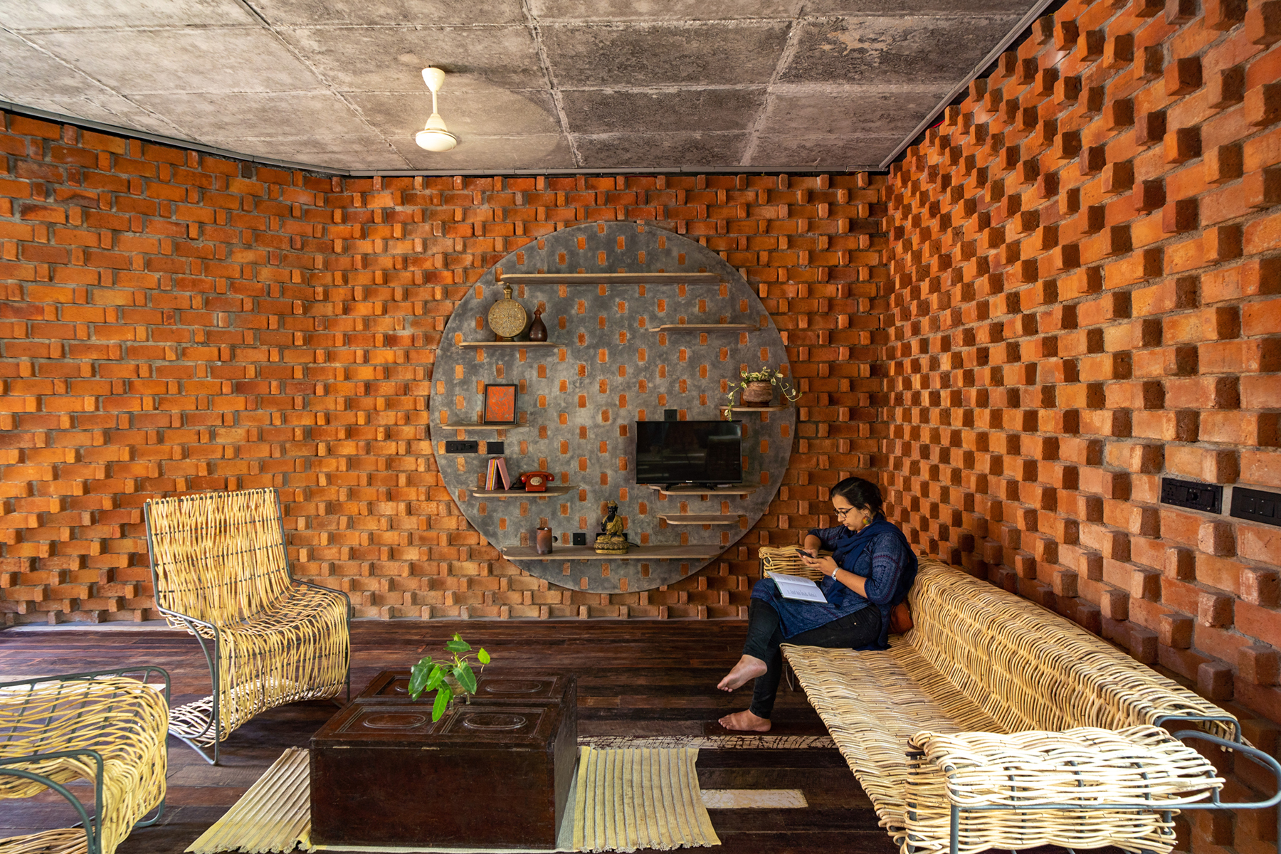 pirouette-house-wallmakers-india-designboom-015
