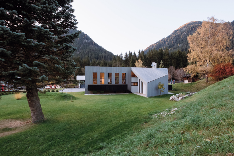plasma studio's contemporary 'house L' integrates with its traditional tyrolean context