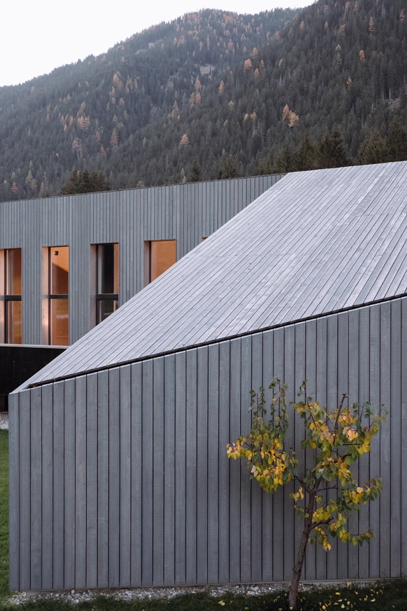 plasma studio's contemporary 'house L' integrates with its traditional tyrolean context