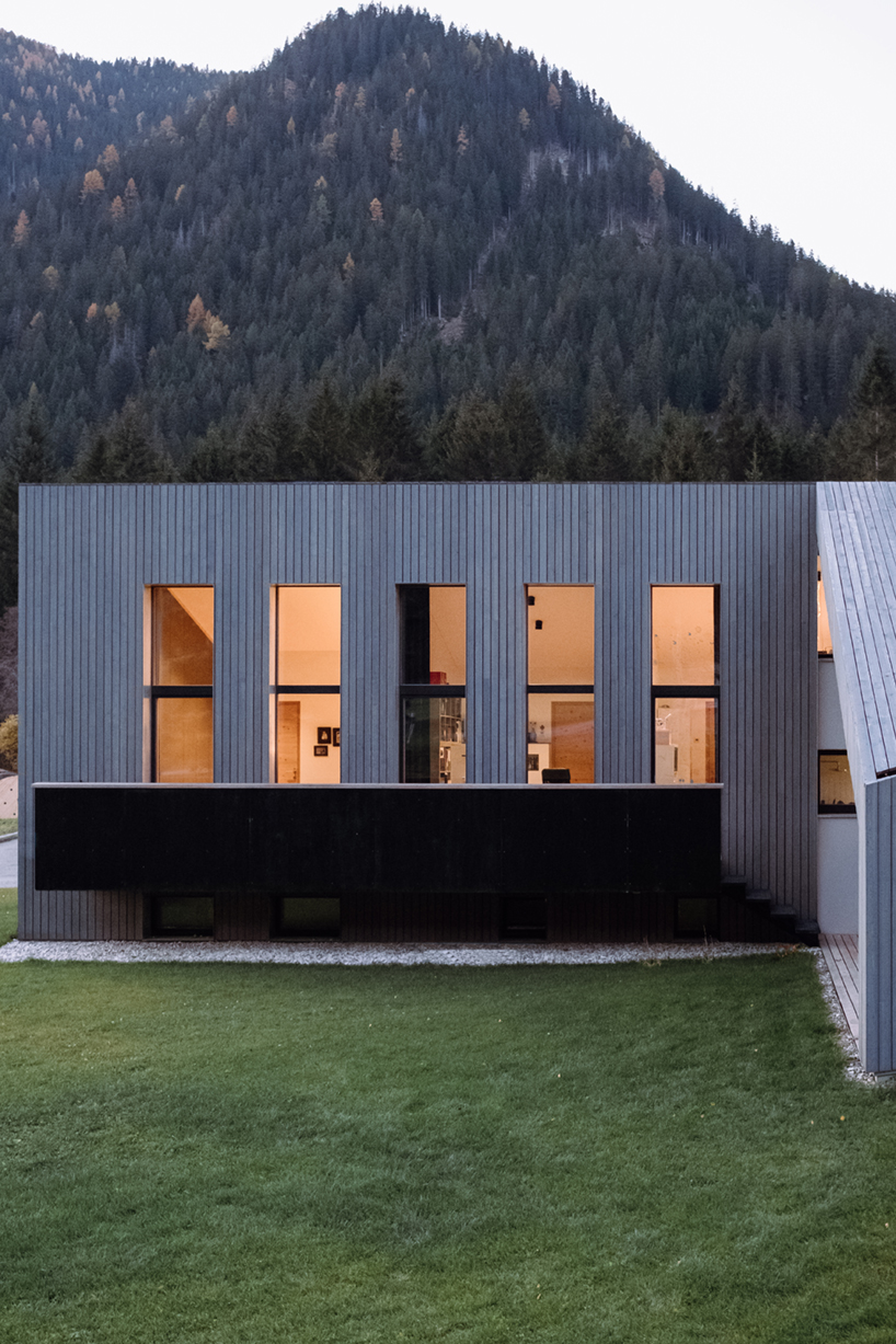 plasma studio's contemporary 'house L' integrates with its traditional tyrolean context