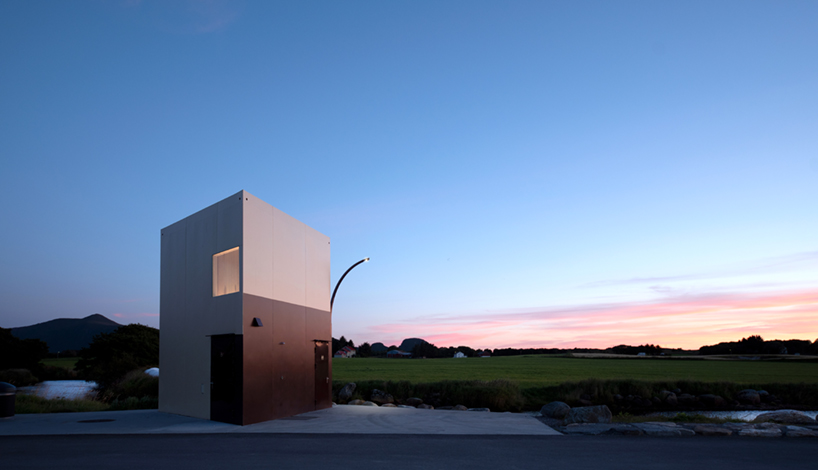 rever & drage designs 'farstadsanden' parking area sensitively along norwegian coast