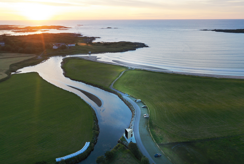 rever & drage designs 'farstadsanden' parking area sensitively along norwegian coast