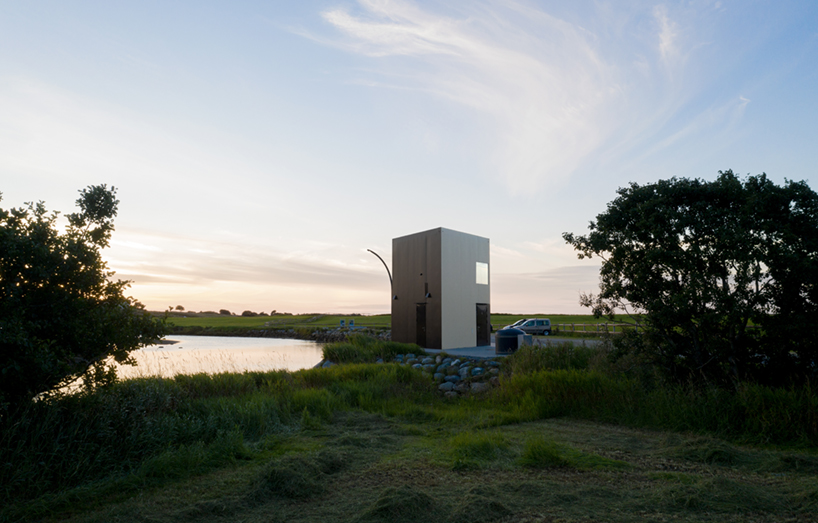 rever & drage designs 'farstadsanden' parking area sensitively along norwegian coast