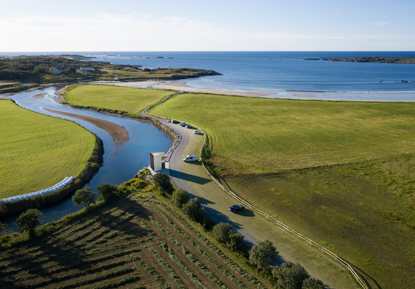 rever & drage designs 'farstadsanden' parking area sensitively along norwegian coast