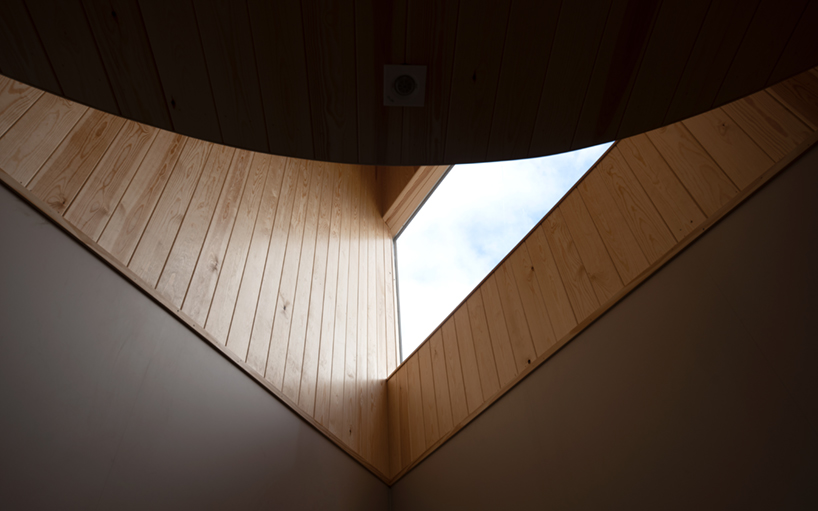 rever & drage designs 'farstadsanden' parking area sensitively along norwegian coast