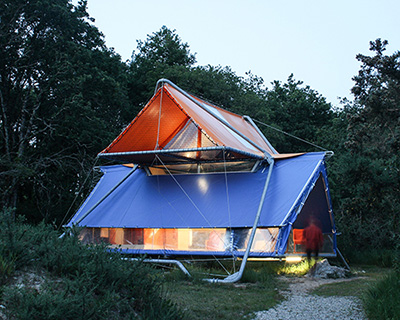 the SuperPausée macro tent superpositions two tents for a total area of 50sqm