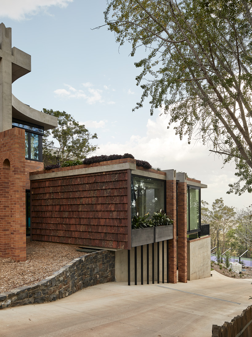 jesse bennett studio builds australian house with brick archways + concrete roof cap