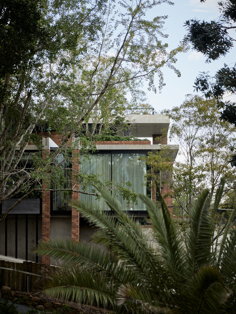jesse bennett studio builds australian house with brick archways + concrete roof cap