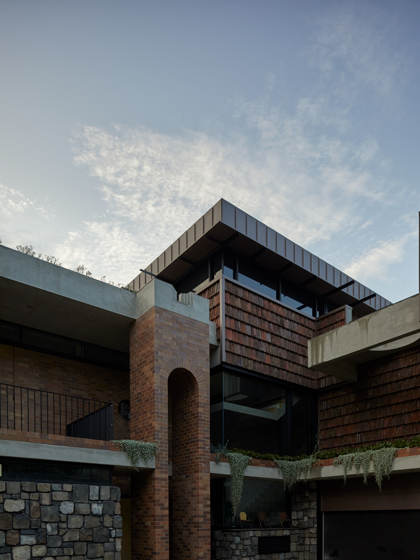 jesse bennett studio builds australian house with brick archways + concrete roof cap