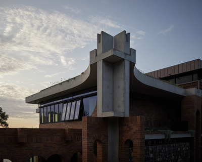 jesse bennett studio builds australian house with brick archways + concrete roof cap
