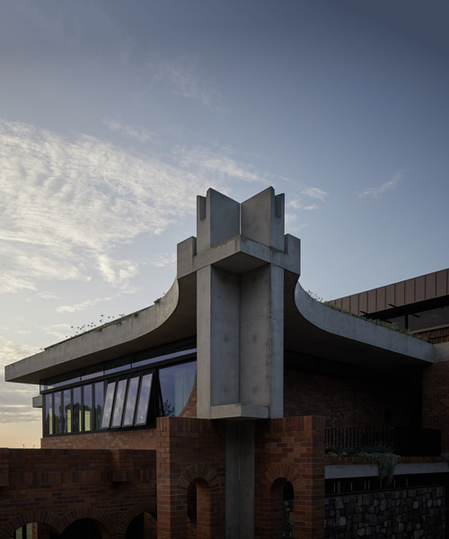 jesse bennett studio builds australian house with brick archways + concrete roof cap