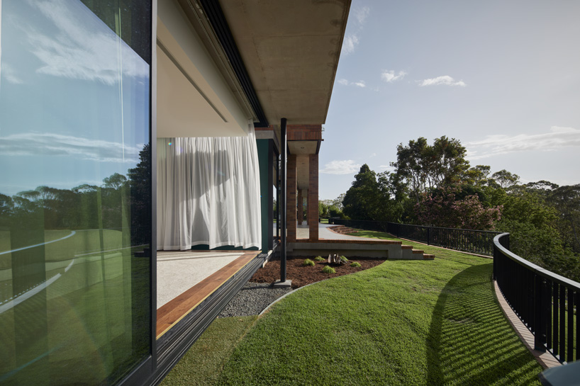 jesse bennett studio builds australian house with brick archways + concrete roof cap