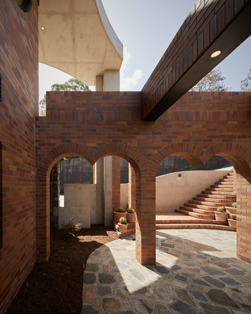 jesse bennett studio builds australian house with brick archways + concrete roof cap