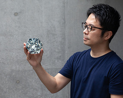 tokujin yoshioka installs over 600 crystals of light at tokyo metro ginza