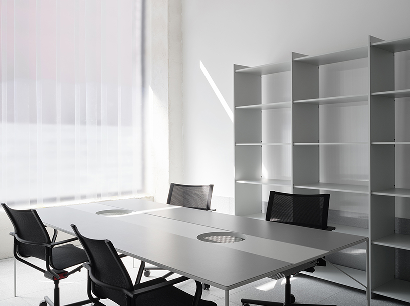 WAGNER D2 furniture system enables you to create your perfect office