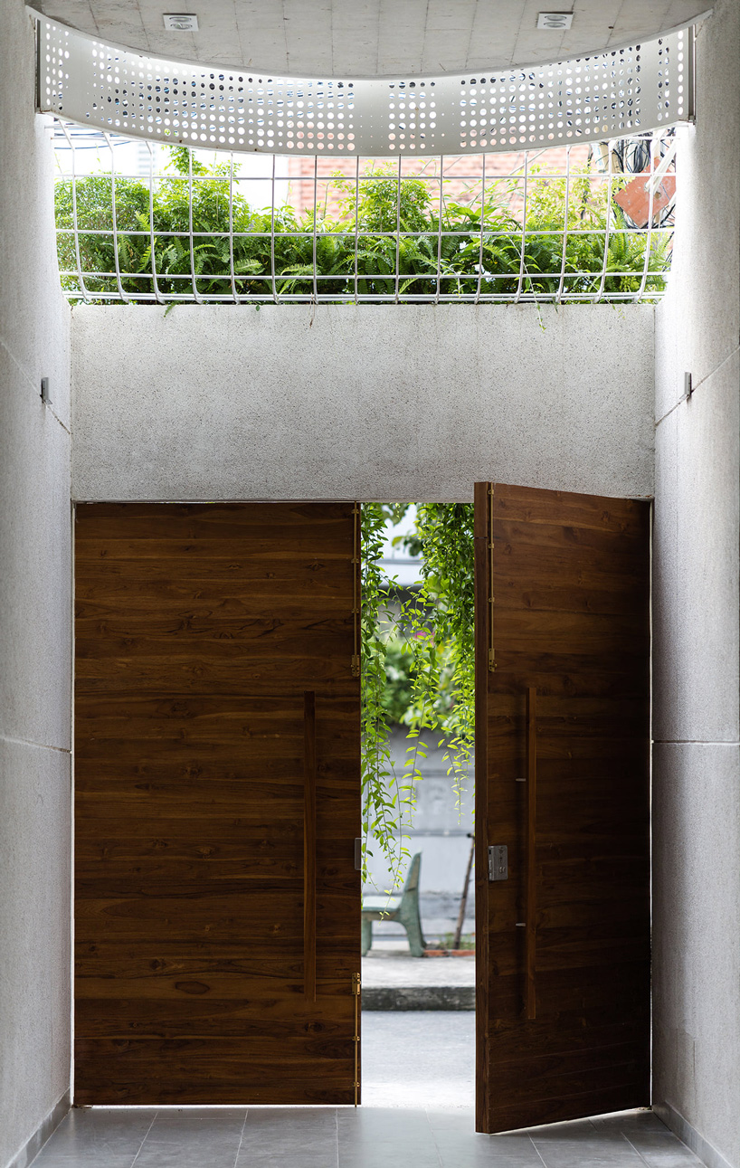 main entrance in wood in AD9 architects lvs.house in vietnam