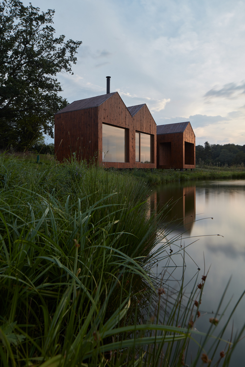 atelier 111 architekti completes 'cottage near a pond' in the czech republic designboom