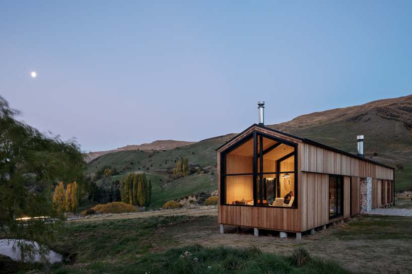 RTA studio nestles a timber holiday home into new zealand's southern alps