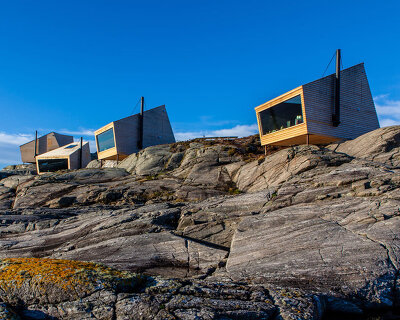 holon arkitektur's flokehyttene cabins offer panoramic views of the norwegian coast