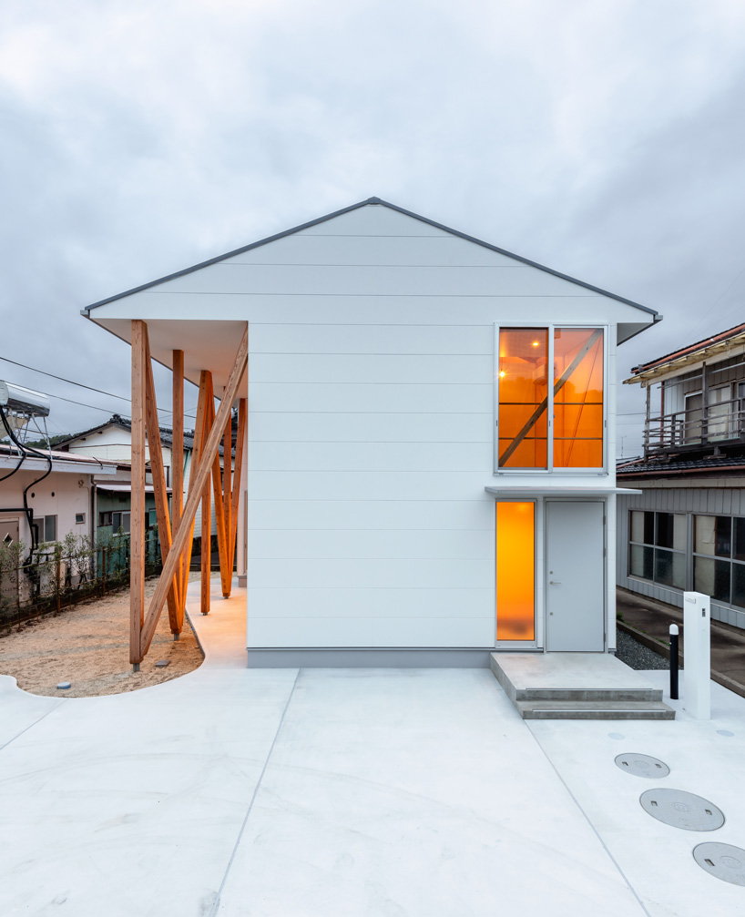 'house shazai' by nevertheless/yusuke sagawa mediates between opposing scales in japan