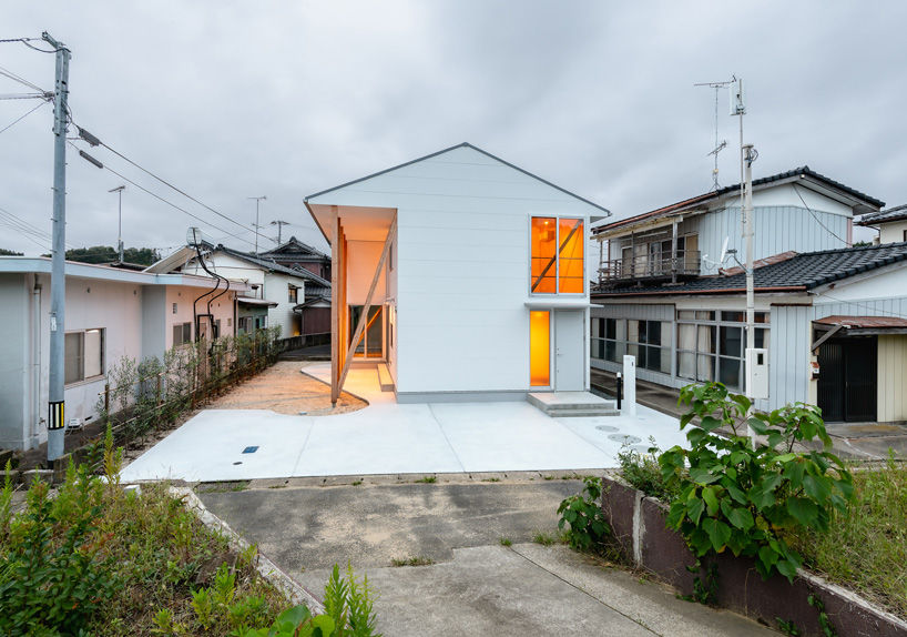 'house shazai' by nevertheless/yusuke sagawa mediates between opposing scales in japan