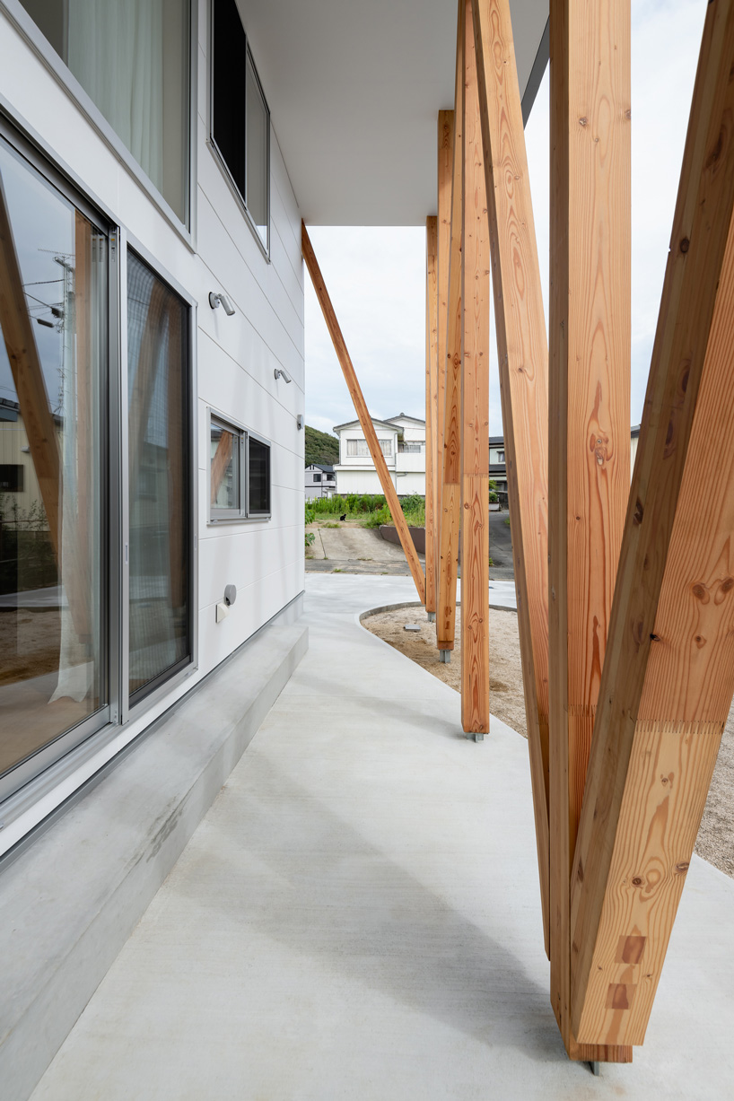 'house shazai' by nevertheless/yusuke sagawa mediates between opposing scales in japan