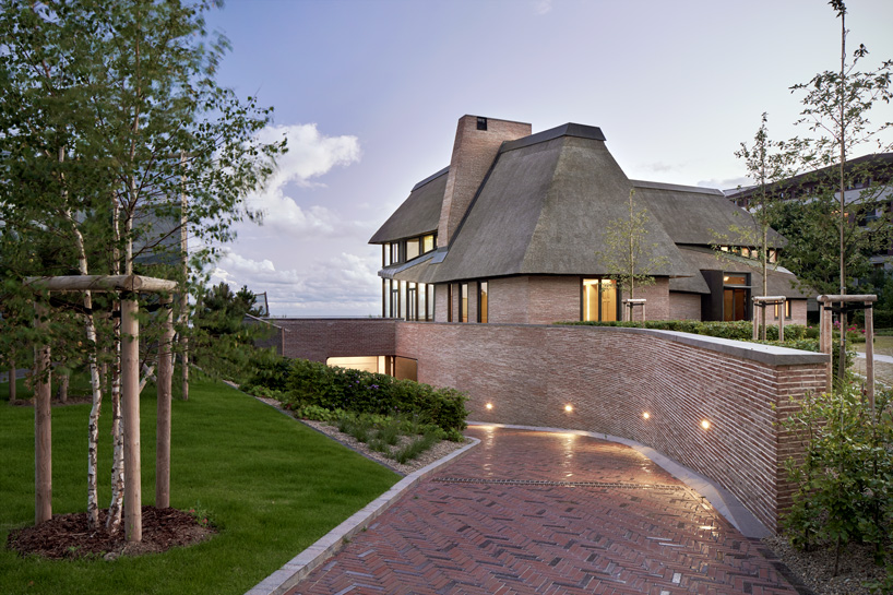 driveway approach to the house