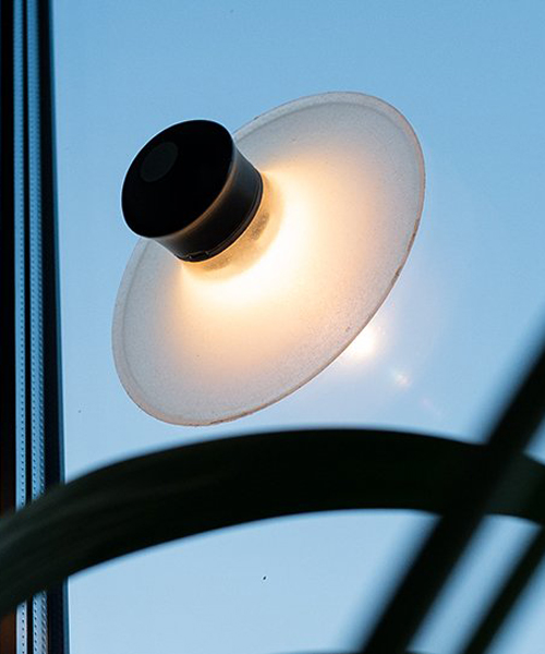 neozoon is a suction cup lamp that can be mounted on almost any surface
