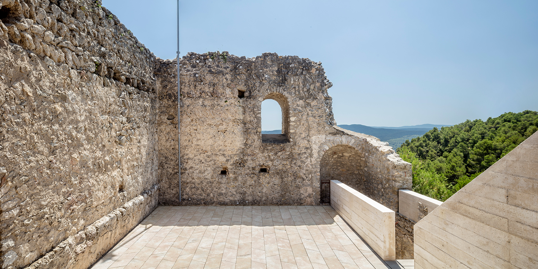meritxell-inaraja-restauracio-del-castell-tossa-montbu-designboom-010